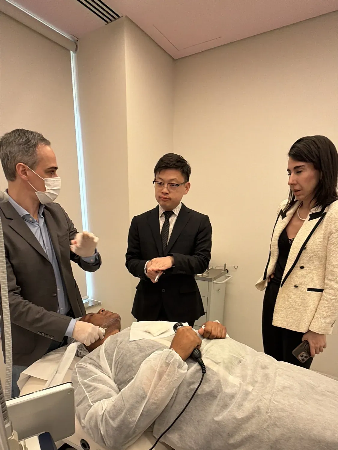Dr Sin Yong demonstrating Secret Duo RF microneedling at the bedside with Brazilian specialists