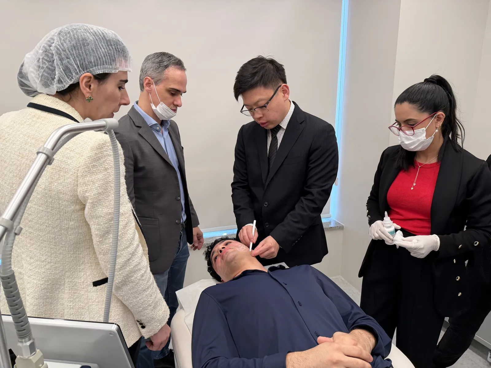 Dr Sin Yong demonstrating Secret Duo technique at the bedside while Brazilian specialists observe