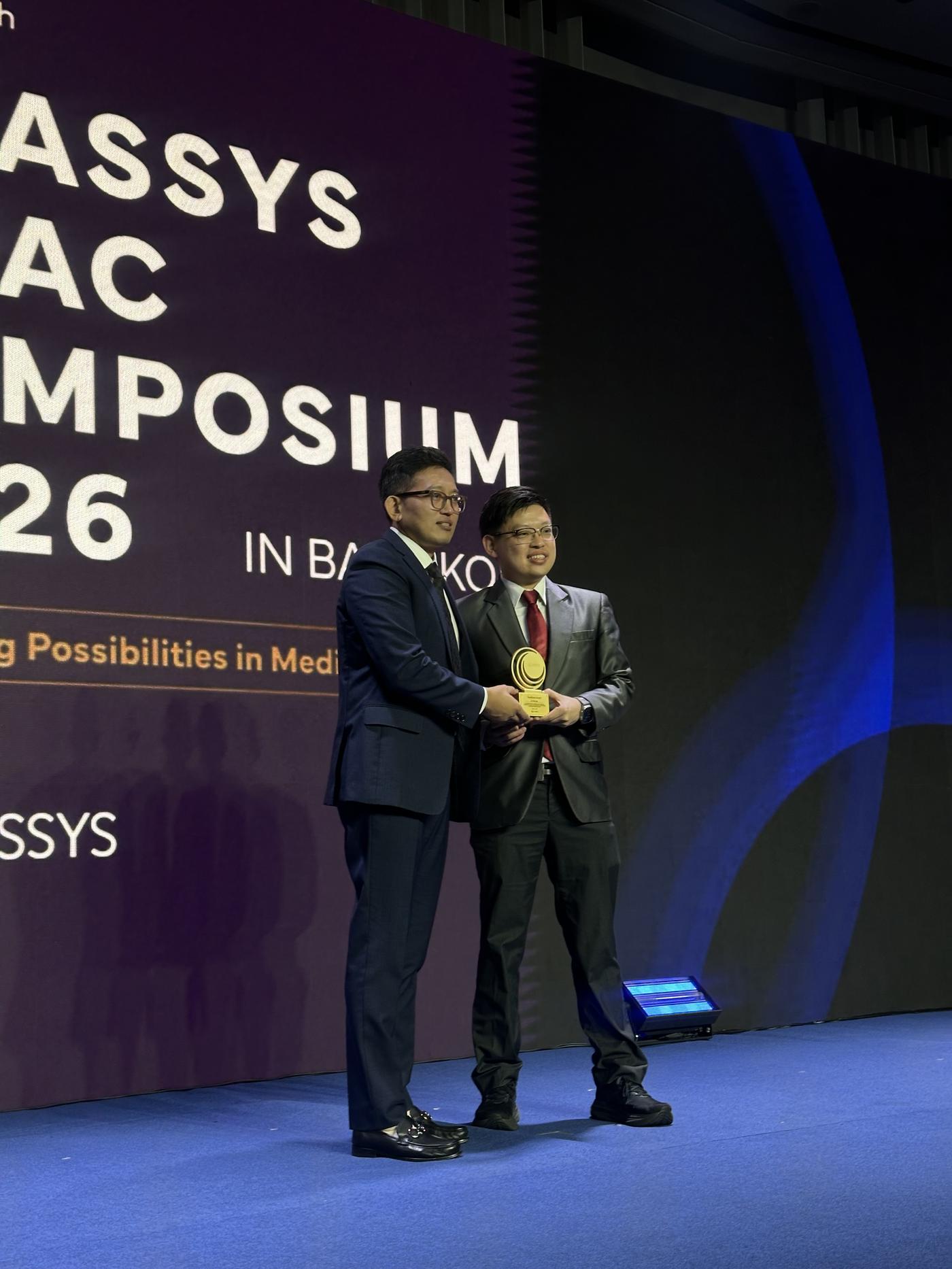 Dr Sin Yong receiving CLASSYS KOL Award on stage — 7th CLASSYS APAC Symposium 2026