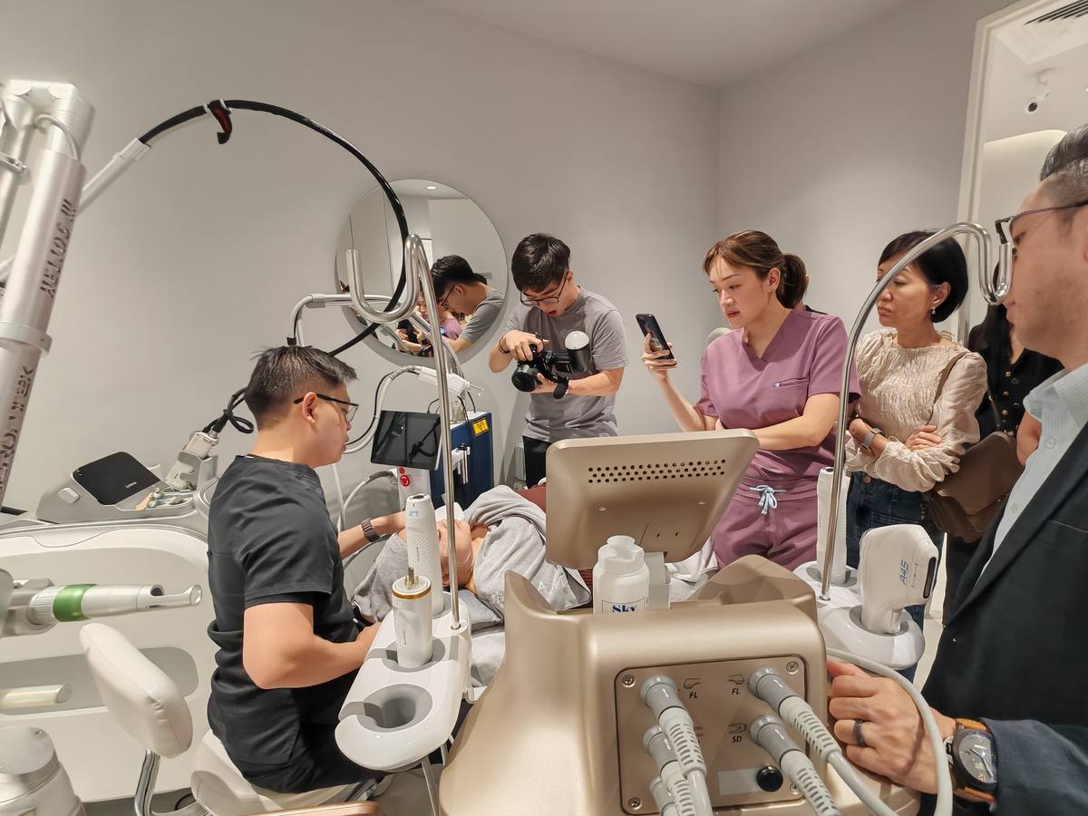Dr Sin Yong performing live Doublo 2.0 treatment demonstration at his aesthetic practice on Orchard Road during HIRONIC physician training, October 2025