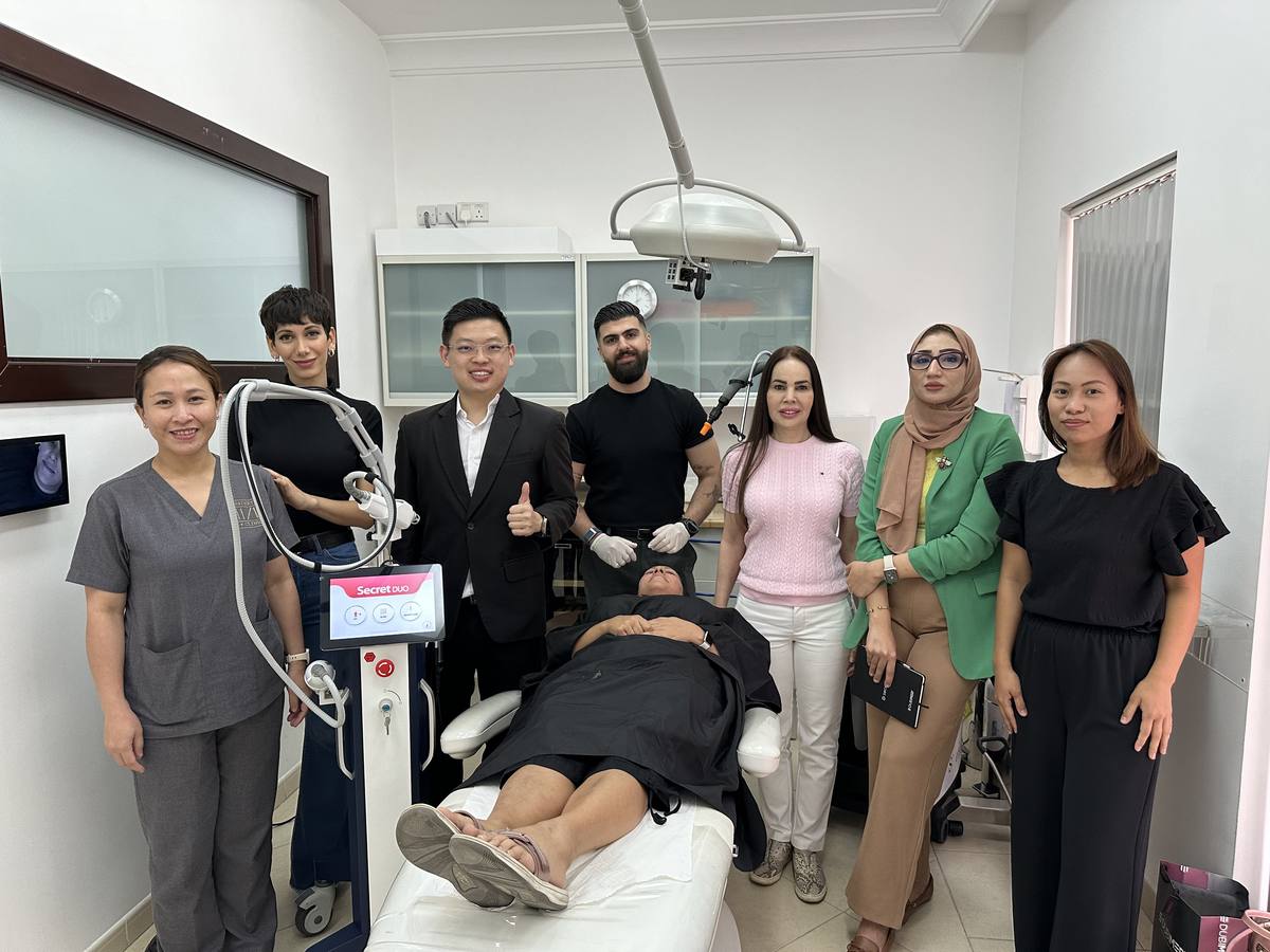 Dr Sin Yong conducting live Secret Duo RF Microneedling hands-on training with attending Dubai physicians — patient on treatment table